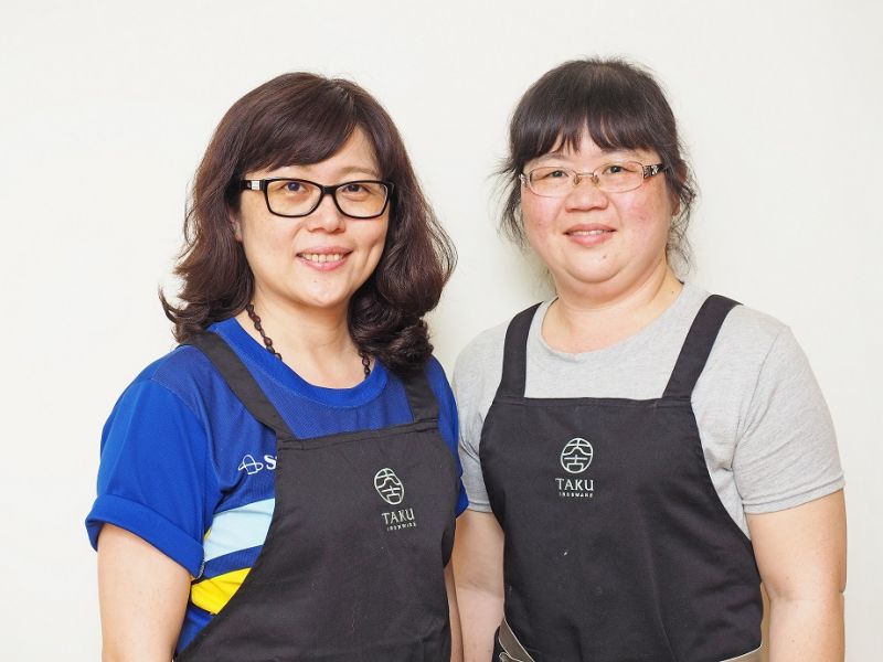 Abby（左）與宛華（右）自十年前從日本帶回南部鐵器，就愛上以鑄鐵鍋做菜，深諳鑄鐵鍋料理及保養之道，也經常在料理教室指導如何烹煮百變鑄鐵鍋料理。（劉宸嘉攝影）