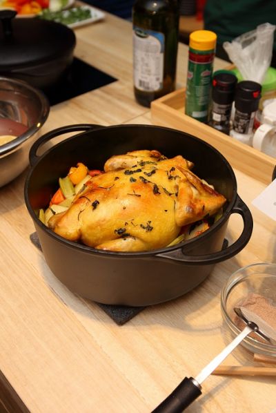 鑄鐵鍋烤雞是讓人吮指回味的露營料理！（大古鐵器提供）