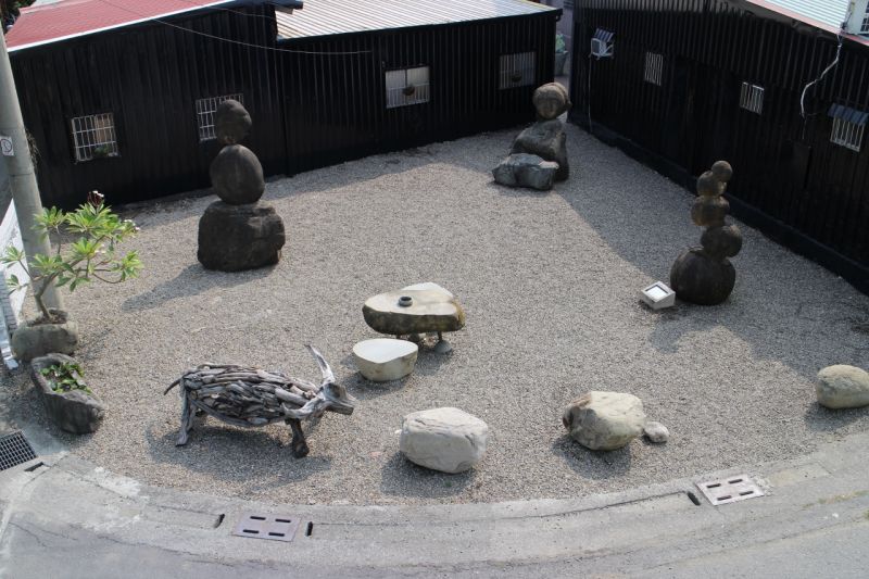 石雕群／許慶福（石）；圖片提供：毓繡美術館