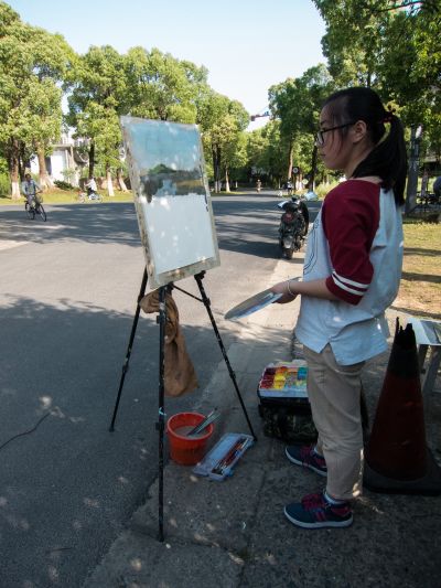 學生於中國美術學院象山校區內作畫；蘇琨峰攝