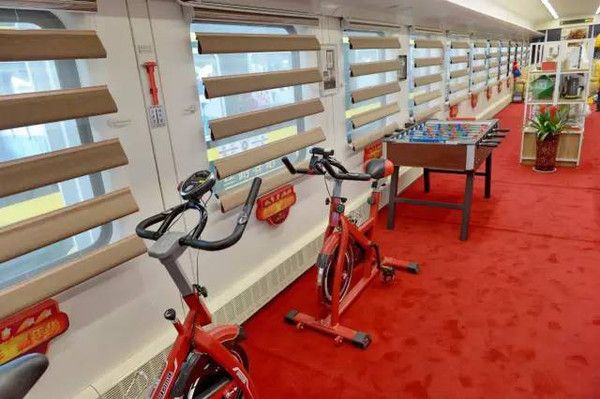 沙坡頭號旅遊列車尚有各種健身與娛樂器材。(圖片來源:搜狐旅遊http://bit.ly/1RcCjeC)