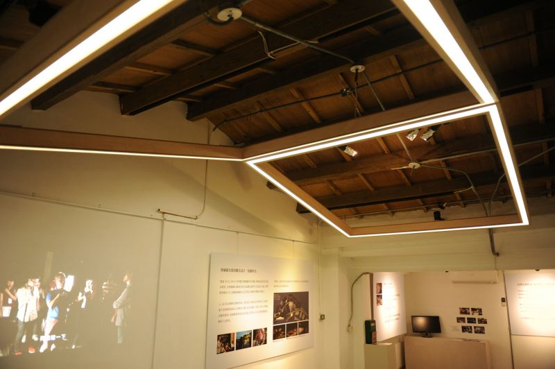 展場設計以光條架構家的意象，強調寶藏巖仍有居民生活的特色；圖片提供：中強光電基金會