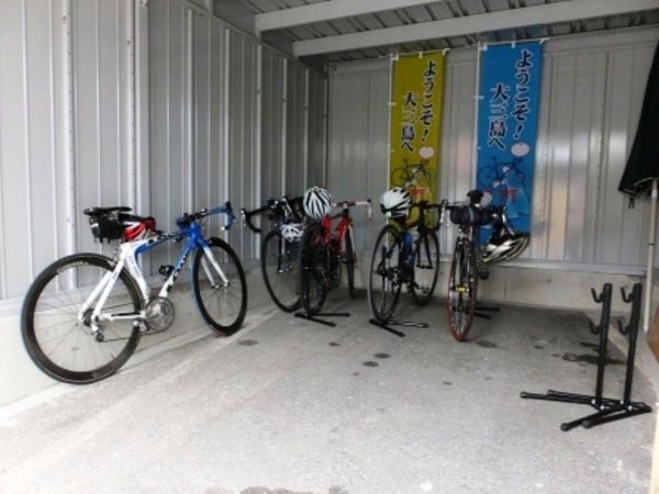 CHAUME館內備有打氣設備、自行車站與維修工具，並附設遮雨棚停車場。（樂天旅遊株式會社提供）