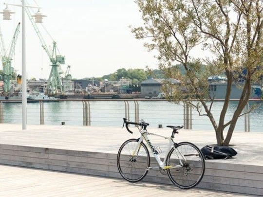 騎著自行車在Hotel Cycle附近欣賞沿途風光，體驗瀨戶內海之美。（樂天旅遊株式會社提供）