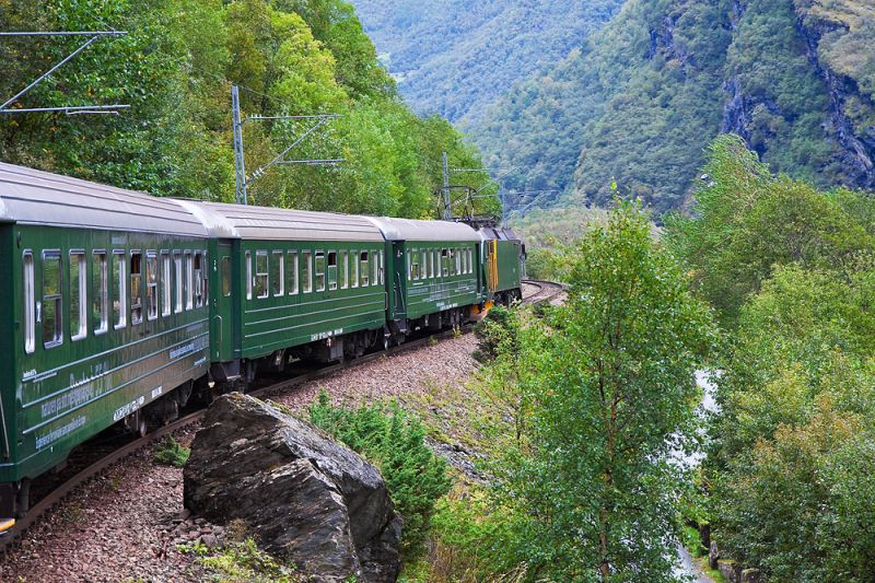 搭乘挪威縮影路線中的景觀鐵路，感受從海拔近千公尺的高山上，直驅平地的震撼。（圖片來源：123RF）