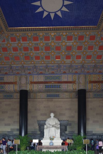 祭堂內國父孫中山先生坐像及天頂樣貌；攝影：王進坤
