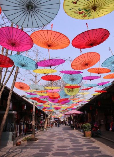 懸空的彩色傘已經成了老街一道靚麗的風景線(圖片來源：一蟹走田涯http://bit.ly/2aX8tnk)