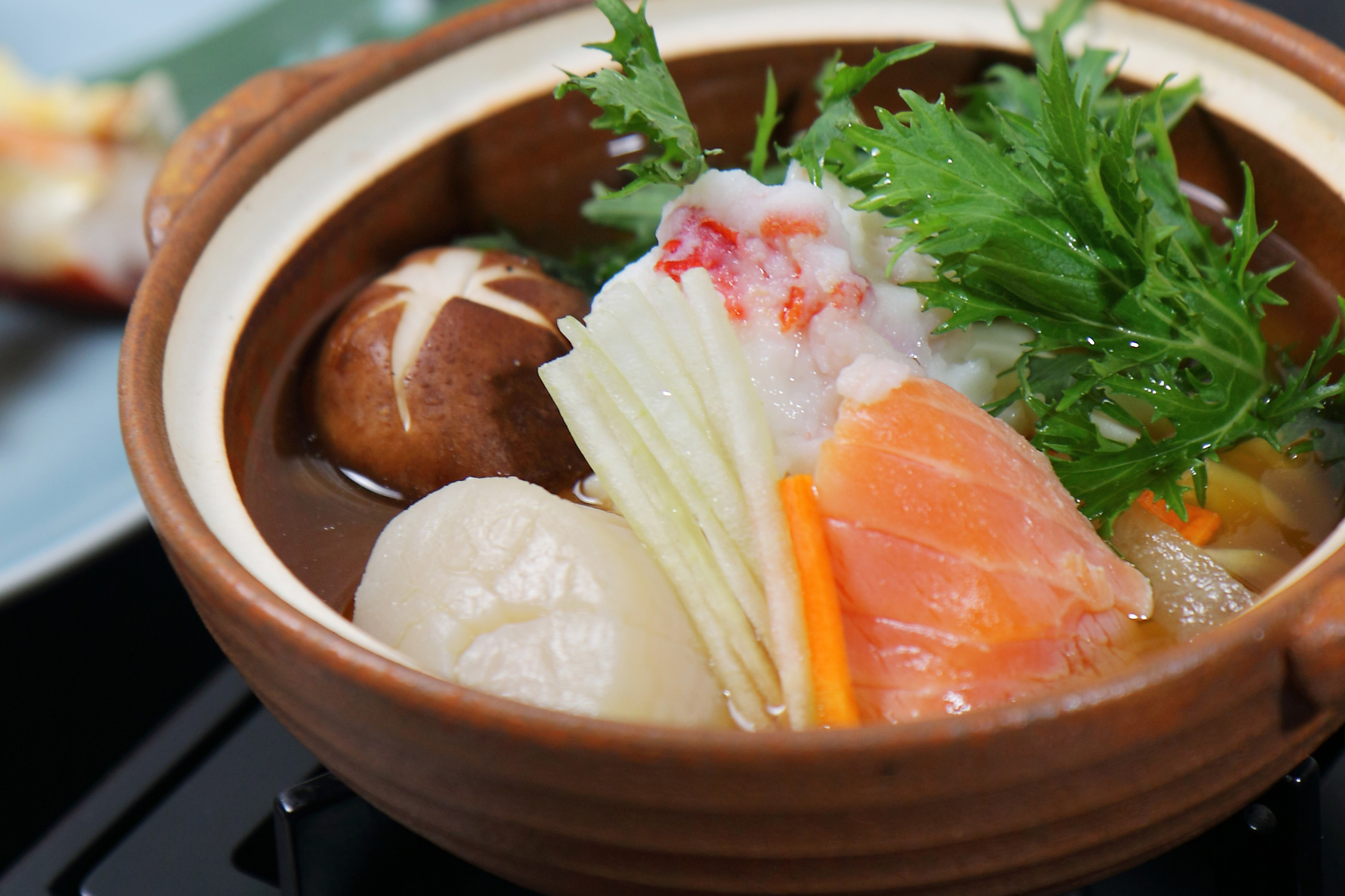 溫物「石狩鍋風小鍋」是一道來自北海道石狩鎮的鄉土料理，主要是將鮭魚與味噌汁結合當地季節蔬菜做出的澎湃料理