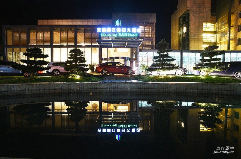 天星兩江假日酒店是許多有錢人入住的飯店，因為門口停滿了高級跑車(圖片來源：許傑)