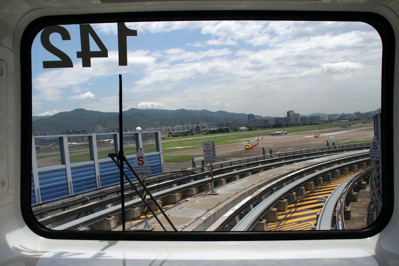 湖線列車可近距離地看到松山機場（圖片來源：fabg提供）