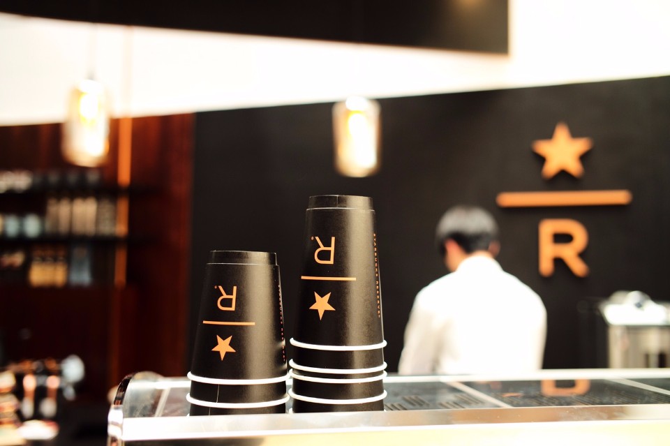 品牌概念店運用最新Reserve Bar概念及作法，搭配兩款稀有、珍貴、少量的典藏系列頂級咖啡豆，推出系列經典與獨家飲品。（星巴克提供）