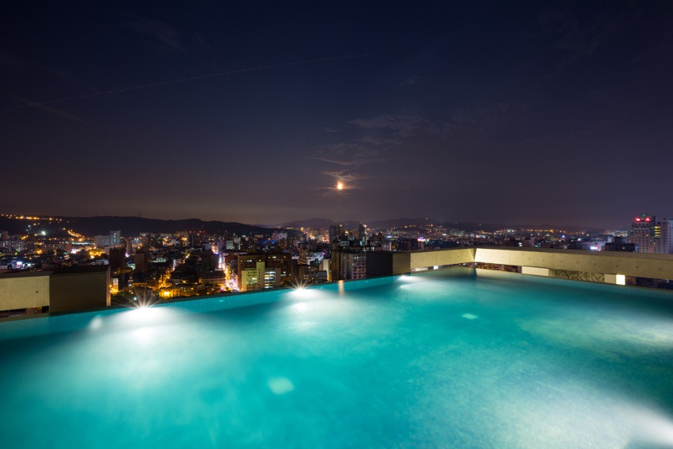 無邊際游泳池鄰接桃園市的夜景月色;圖片提供/毛軒揚建築師事務所