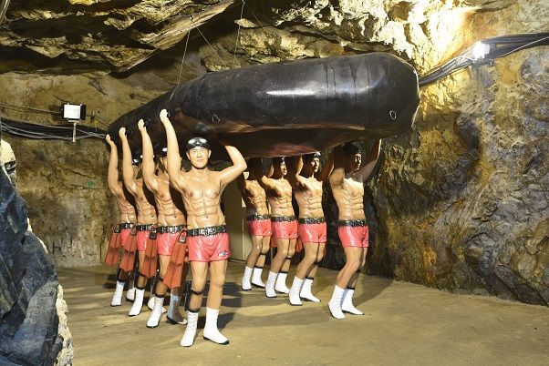 南竿北海坑道內，小鮮肉阿兵哥塑像展現強健體魄。（劉宸嘉攝影）