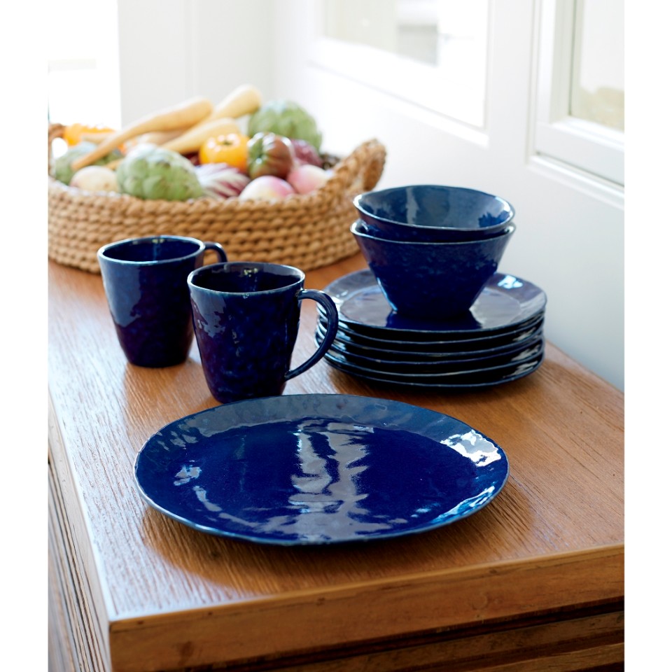 藍色系的餐盤是餐桌布置中最能被凸顯的顏色。