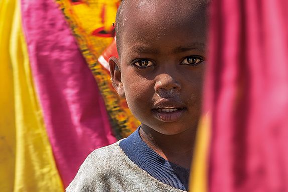馬賽人村落裡的孩童，因為還沒有接觸到外界，在他的眼中看見了未知與恐懼。（照片提供：傑瑞大叔）