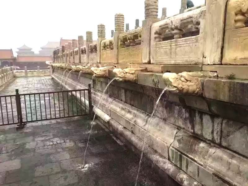 大雨排水時，城內即見千龍吐水。(圖片來源：微友巴巴 http://bit.ly/2ao6lOW)