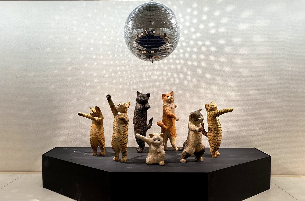 貓派、狗派全看過來！2024看海美術館最新展覽「極度日常」帶來30組貓狗裝置藝術，還有14公尺高的擁抱貓咪超可愛