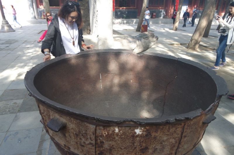 寺院內最小的炒菜鍋（圖片來源：費許）