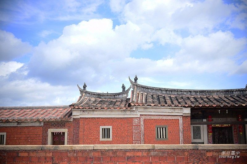 蔡氏古民居入口處的第一棟閩式建築，磚瓦紅在藍天下更顯艷麗(圖片來源：許傑)