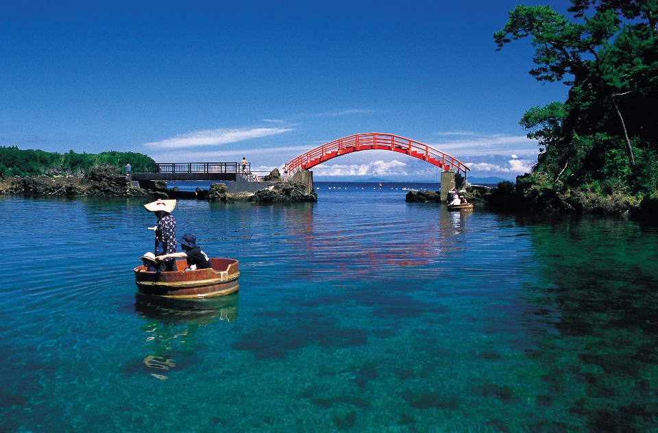 在矢島?經島地區體驗盆舟，會有美麗的太鼓橋作為背景。（圖片來源：JNTO）