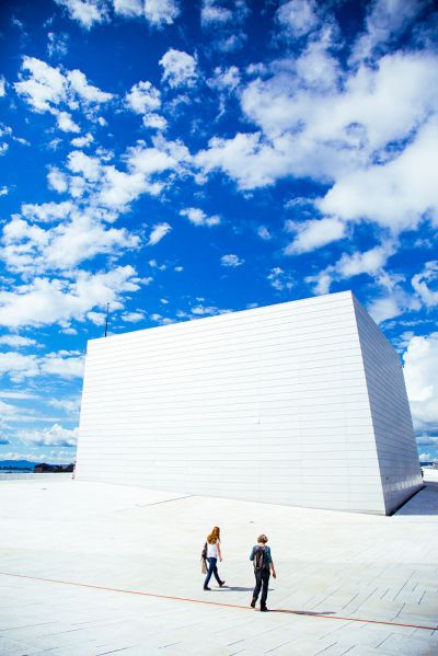 潔白設計的挪威歌劇院就像是極地冰山般矗立在奧斯陸的港口。（圖片來源：Louis Liu）