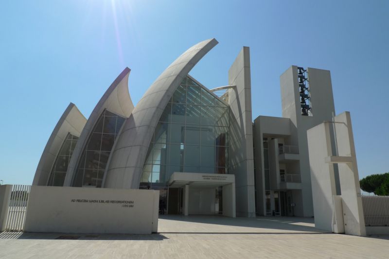 千禧教堂正立面的設計帶有Richard Meier的註冊標誌手法，白牆方格與幾何組成。(攝影/林芳怡)
