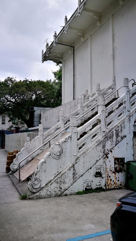 鹿鳴堂背面，撤場服務樓梯；攝影：王進坤