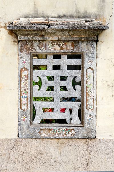 澎湖傳統老屋常見以泥塑或磚砌成文字的花窗，尤其以「囍」、「萬」、「壽」字最為常見，窗外框常以剪黏、貝殼等排列成花與花瓶、蝴蝶、蟲鳥等裝飾，成為地區的建築特色。