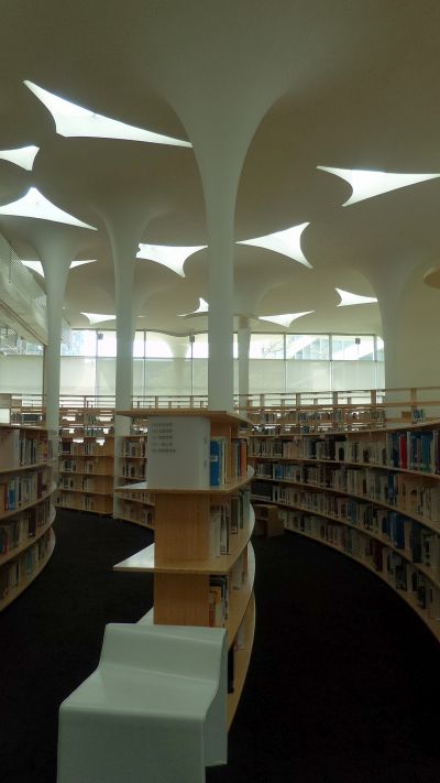 社科院圖書館／利用壓低的家具創造出在森林閱讀的讀書空間；攝影：王進坤