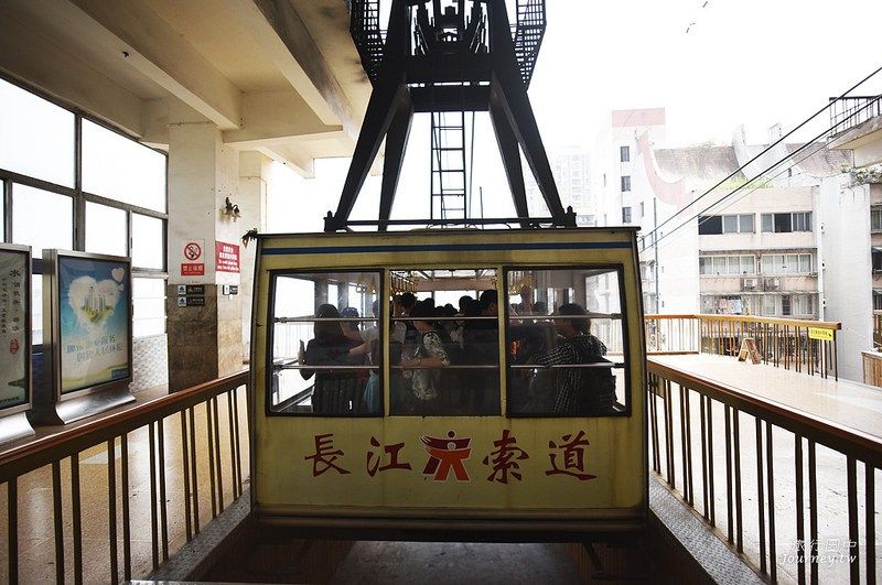 重慶長江索道為1986年投入使用，纜索軌道作為城市交通工具在重慶都是獨有的面貌。(圖片來源：許傑)