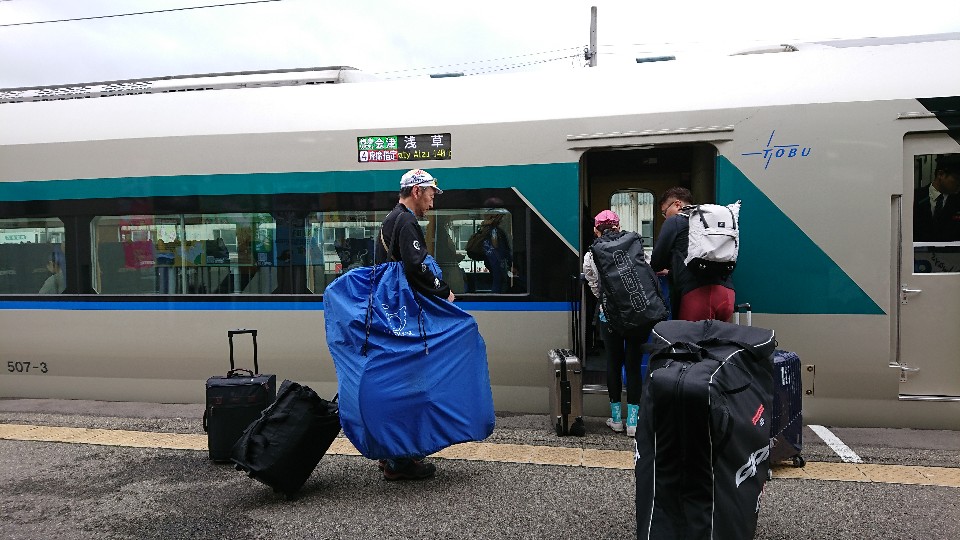 電車或火車是海外自行車旅遊常用的交通方式 *感謝穆克斯贊助背包 (弱腳哈洛德攝)