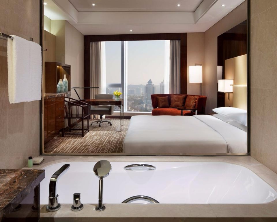 萬達凱悅酒店的標準客房的全景落地窗，可眺望泉城迷人景色。