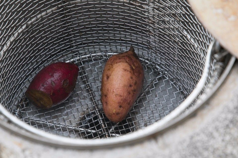 地瓜和馬鈴薯直接以火山地熱蒸熟。（Photo│flickr CC@Norio.NAKAYAMA）