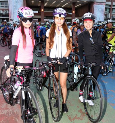 嬉遊記車隊賴詩芸（左起）和冷宛屏、林俐君一起參加塔塔加自行車挑戰。 (中華民國自行車騎士協會提供)