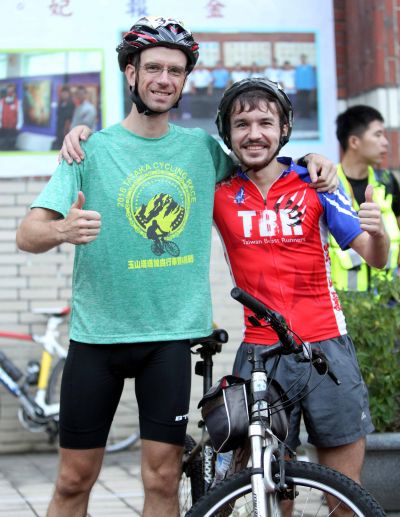 法國Xavier Omilanowski（左）和俄羅斯Alexander Tarasov首次參加塔塔加自行車賽。 (中華民國自行車騎士協會提供)