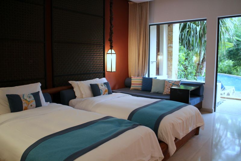 房間包含陽台、露天浴池或泳池，透過竹子、藤編與藍洋色調創造島嶼度假氛圍。（照片提供：Jenna Yang）