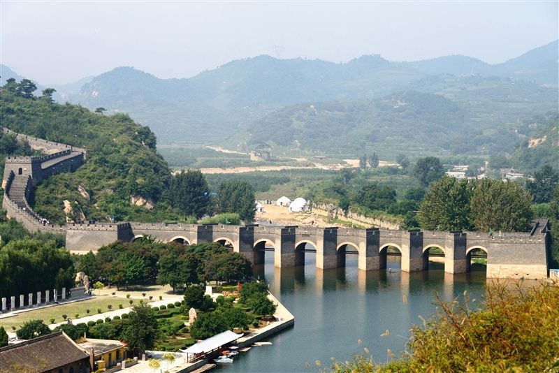 萬里長城中唯一的一段水上長城，擴建於明初(1381年)橫跨百餘米的九江河。