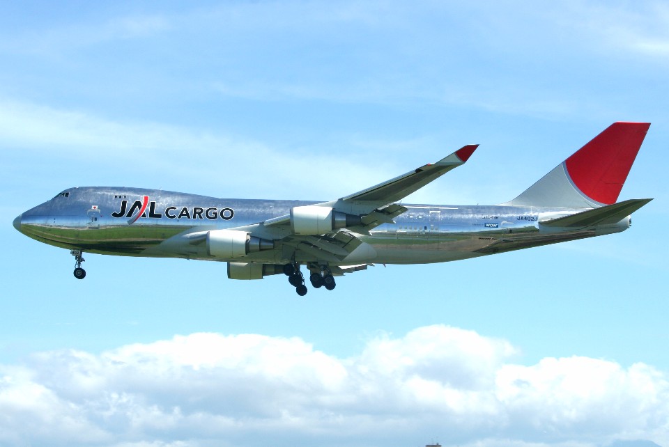 日本航空一架已退役的波音747-400貨機。有別於一般客機的純白顏色，飛機以金屬色澤現身，可節省表層油漆重量，也帶來另類的復古風視覺效果