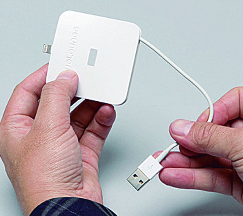 充電線可以捲起收納，USB 插孔在正中央，拿下來也很簡單。斜站起來的 iPhone， 看著心中爽快（旗標出版提供)