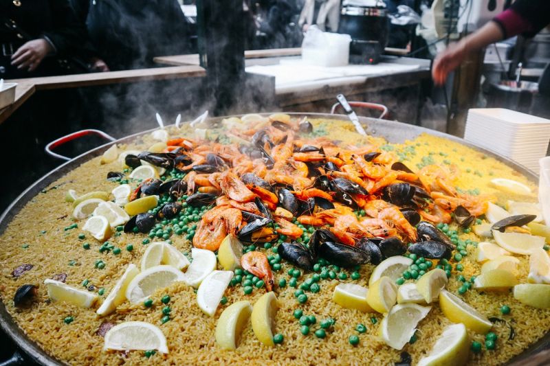 西班牙海鮮燉飯是市集裡最人氣的美食之一。（Photo｜許詩美）