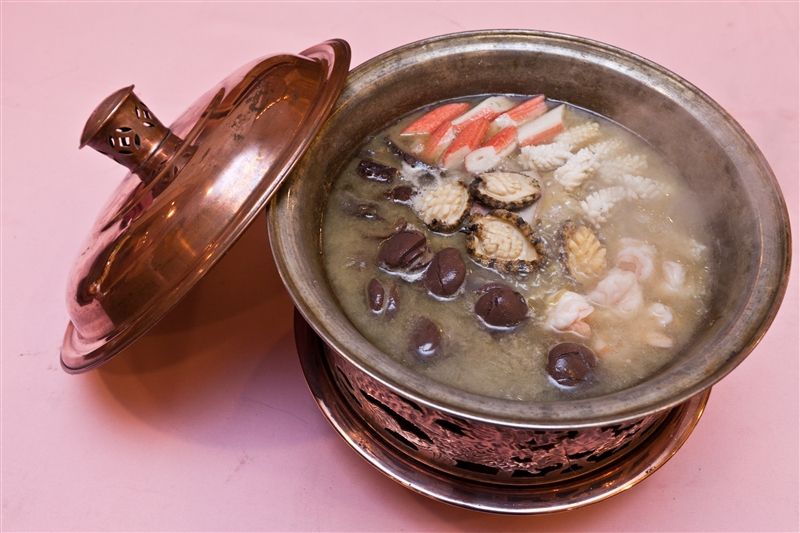 火鍋燒烤屬於滿族的美食，也是滿漢大餐不可少的項目。