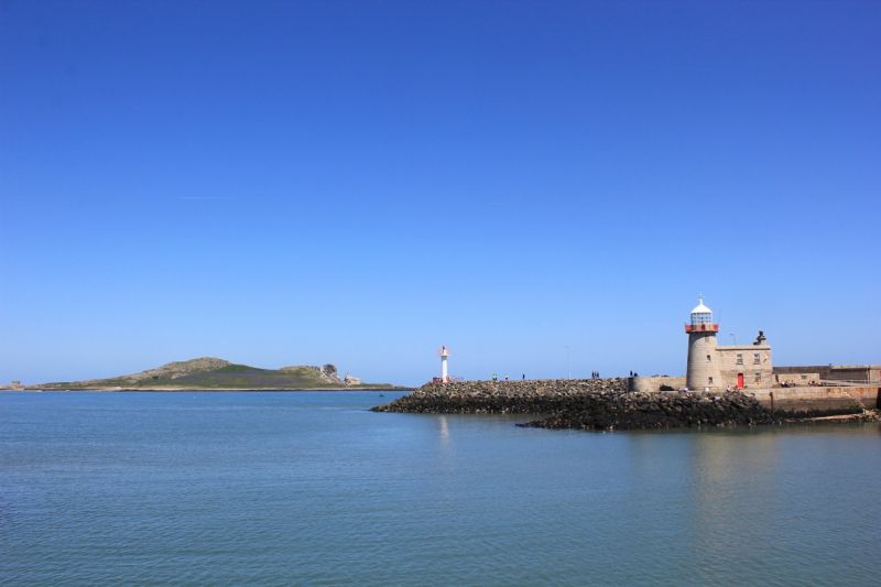 霍斯港前方小島名為愛爾蘭之眼，可與野生動物近距離接觸。（圖片來源：莊涵晴提供）