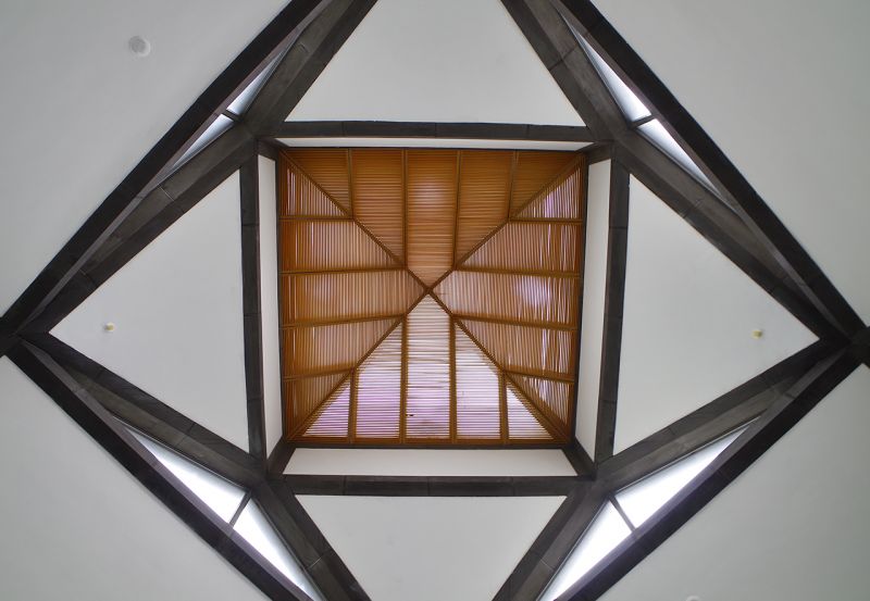 大廳天窗採用金屬木格柵過濾光線；攝影：王進坤