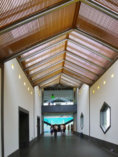 連接展覽空間的通廊，金屬隔柵成為空間的焦點；攝影：王進坤