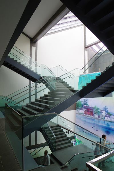 通廊終點為一懸挑鋼梯；攝影：王進坤