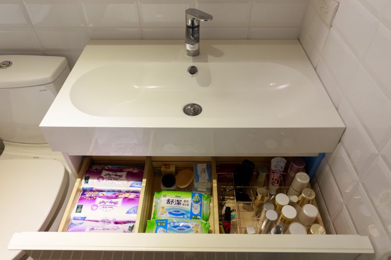 朱俞君衛浴收納，利用洗手檯下的空間規劃收納抽屜。（圖／蘇國輝攝）