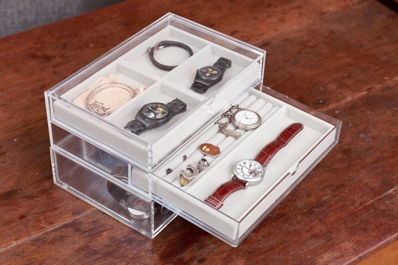 壓克力分層收納抽屜，吳宗育本身會配戴一些飾品手表，這個附有天鵝絨製成的收納盒，可以防止飾品手表碰撞刮傷，非常的實用。（圖／蘇國輝攝）