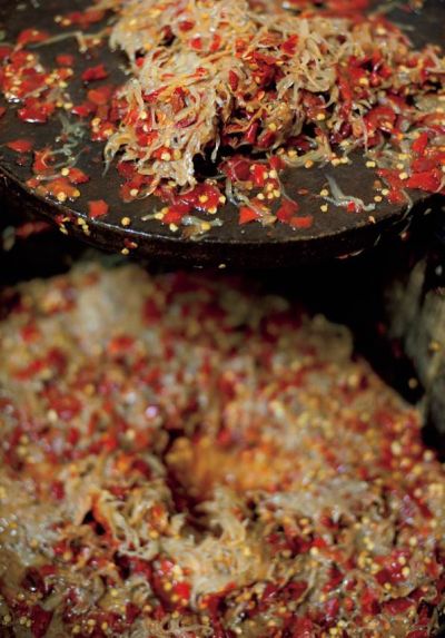 羅薩馬利那就是辣椒醃吻仔魚與鯷魚。品嘗的時候與卡拉布里亞的洋蔥拌一拌，就是絕妙的組合。（圖片來源：世潮出版）