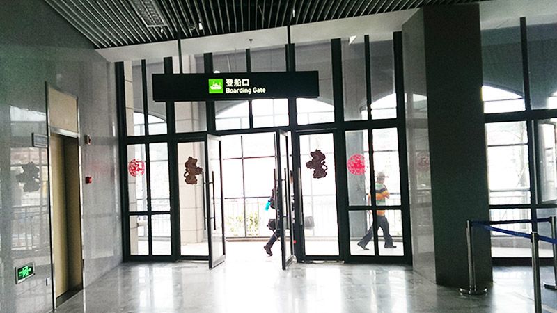 出關後的碼頭就在客運站內(照片來源:yeahyeahyeah攝)