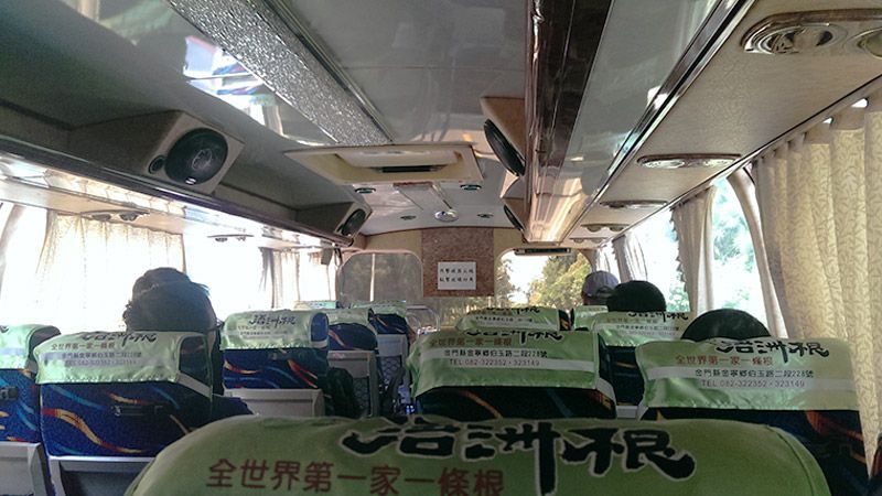 航空站有地接人員招呼上大巴直達碼頭(圖片來源:yeahyeahyeah)